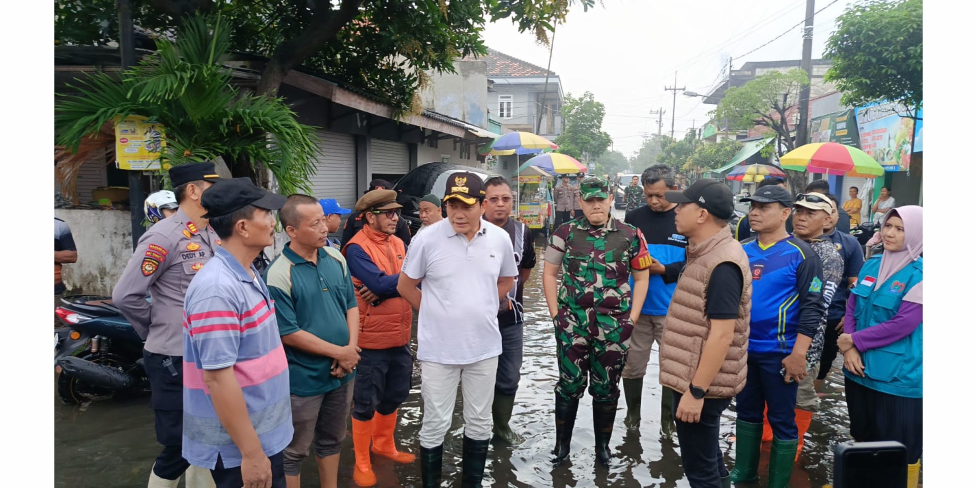 Plt. Kalaksa Bpbd Sidoarjo Mendampingi Bupati Sidoarjo Meninjau Banjir Di Perum Pejaya Anugerah Desa Kramatjegu Kecamatan Taman
